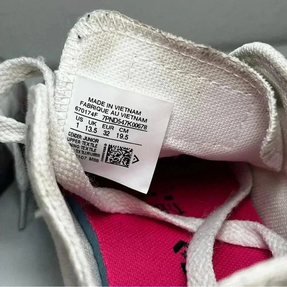 KIDS CONVERSE ALL STAR WHITE WITH SPRINKLED PINK AND BLUE BOTTOM - Picture 6 of 7